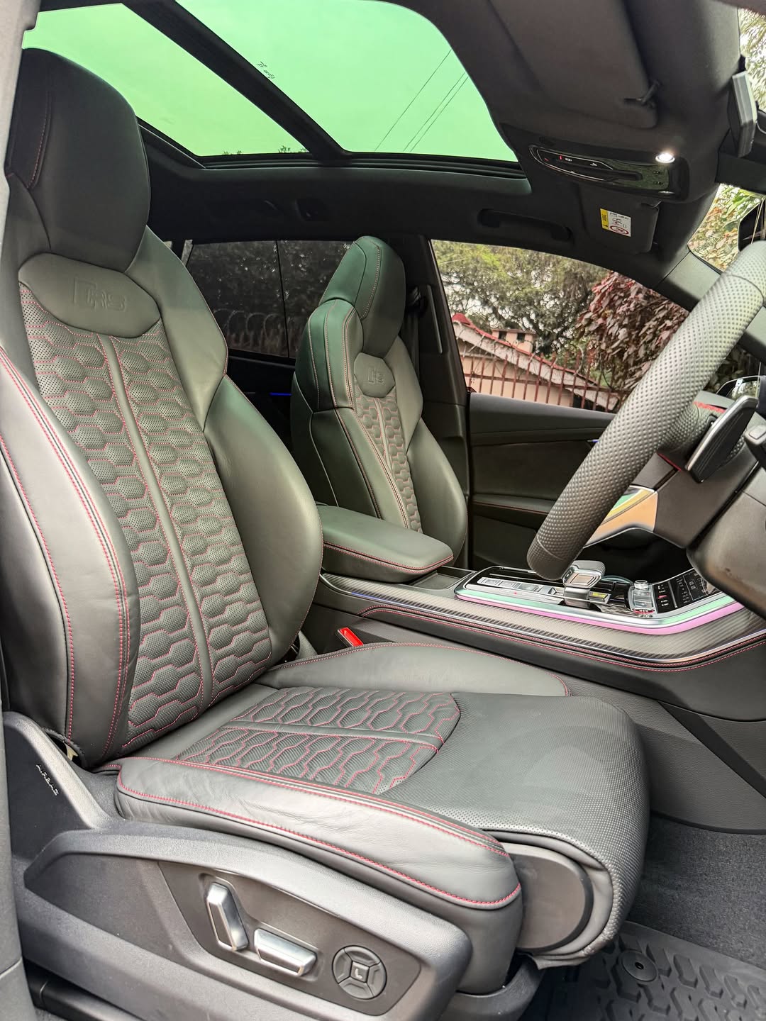 2023 Audi RS Q8 interior photo 4